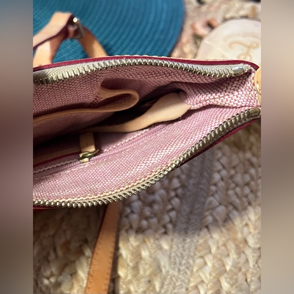 ❤️Vintage Dooney & Bourke “Heart Design” Crossbody Bag - Picture 10 of 10